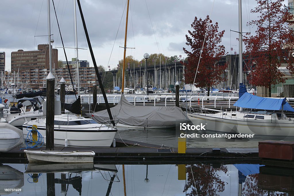 Ciudad de Vancouver. Navegar, yates, Barcos amarrados en falso Creek burrand Bridge. - Foto de stock de Amarrado libre de derechos