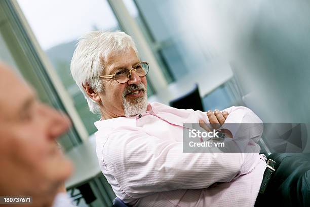 Foto de Dois Homens Idosos Em Terapia De Grupo e mais fotos de stock de 60 Anos - 60 Anos, 60-64 anos, 65-69 anos