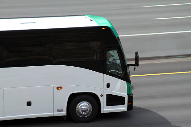 passager bus en mouvement horizontal - blurred motion street car green photos et images de collection