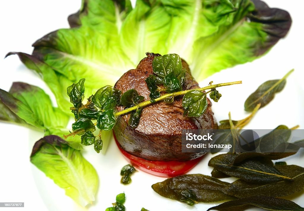 Рельефная-Жареный Сирлоин-стейк с овощами и зеленью - Стоковые фото Без людей роялти-фри