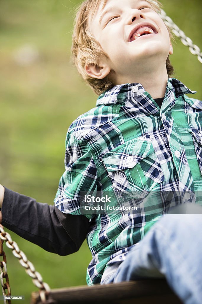 Kleiner Junge spielt auf Schaukel - Lizenzfrei 6-7 Jahre Stock-Foto