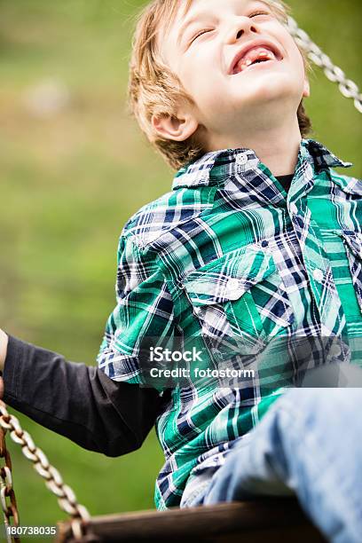 Kleiner Junge Spielt Auf Schaukel Stockfoto und mehr Bilder von 6-7 Jahre - 6-7 Jahre, Aufregung, Eine Person