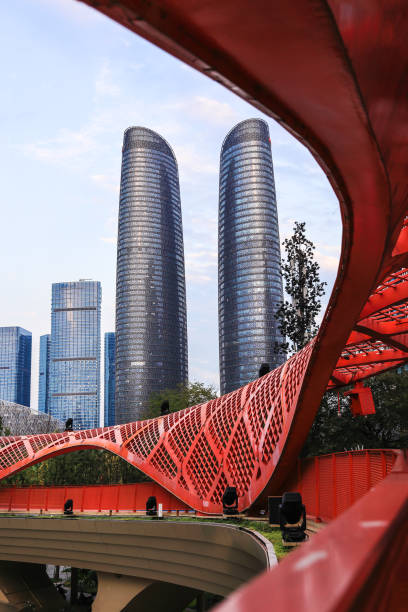 : die zwillingstürme durch die jiaozi-überführungsbrücke in chengdu - chengdu stock-fotos und bilder