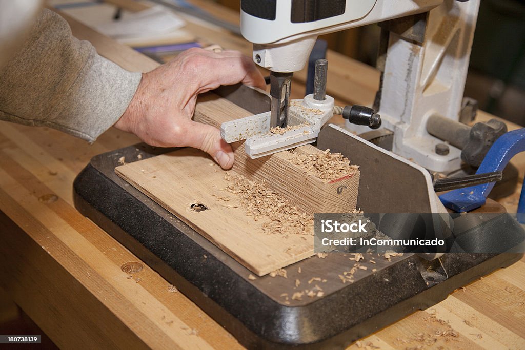 Lavorazione del legno-utilizzando un'apposita Mortising macchina - Foto stock royalty-free di Abilità