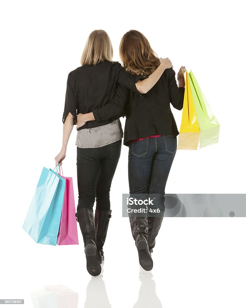 Amici di due donne con borse della spesa a - Foto stock royalty-free di Amicizia