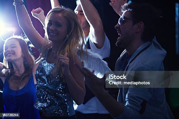 Foto de Grupo De Pessoas e mais fotos de stock de 20-24 Anos - 20-24 Anos, Adulto, Amizade