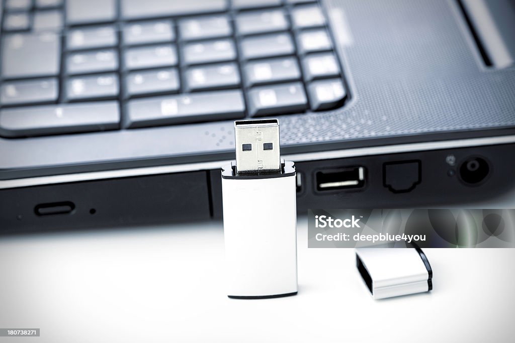 De memoria usb y computadora portátil - Foto de stock de Llavero USB de memoria libre de derechos