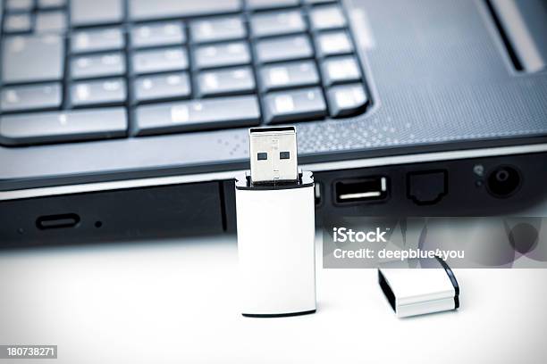 De Memoria Usb Y Computadora Portátil Foto de stock y más banco de imágenes de Llavero USB de memoria - Llavero USB de memoria, Abstracto, Archivo