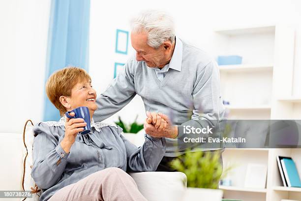 Foto de Retrato De Um Casal Feliz Sênior e mais fotos de stock de 1980-1989 - 1980-1989, 70 anos, Abraçar