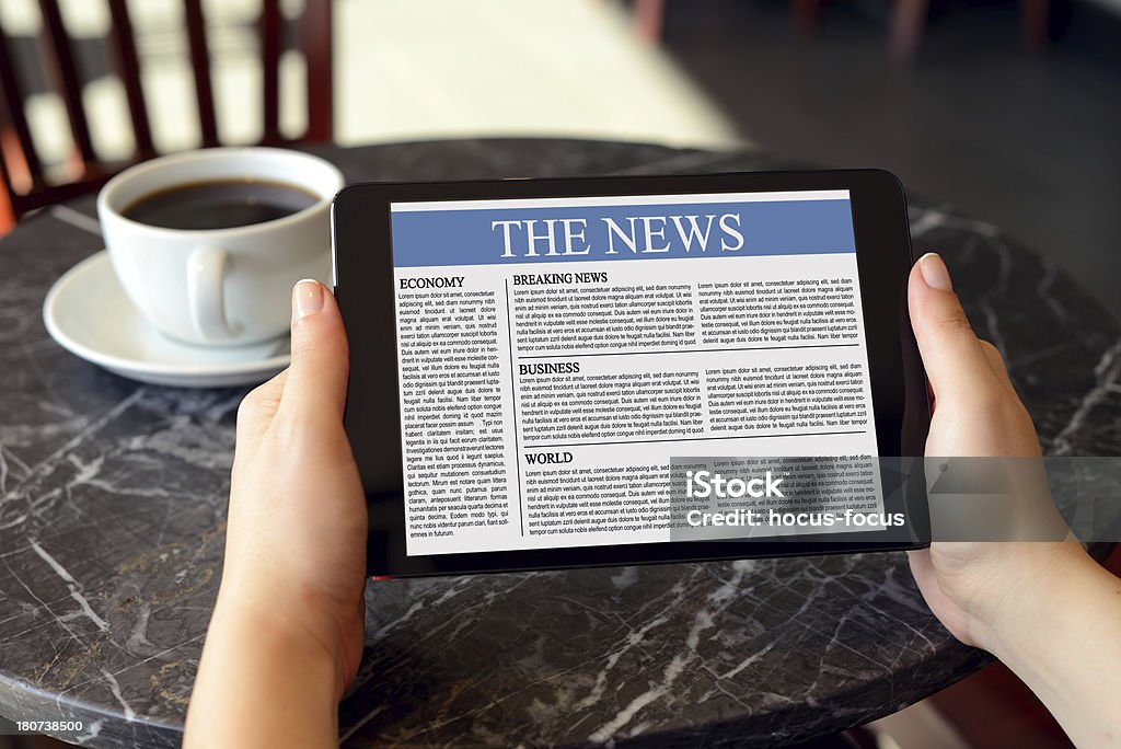 Lettura news con digital tablet - Foto stock royalty-free di Caffetteria