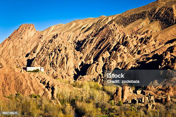 Formazione Rocciosa Delle Gole Del Dades In Marocco Arica - Fotografie stock e altre immagini di Albero