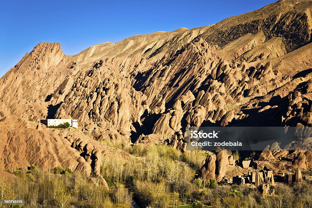 岩の形状のダデスヴァレイでモロッコ、アリカ - オアシスのロイヤリティフリーストックフォト