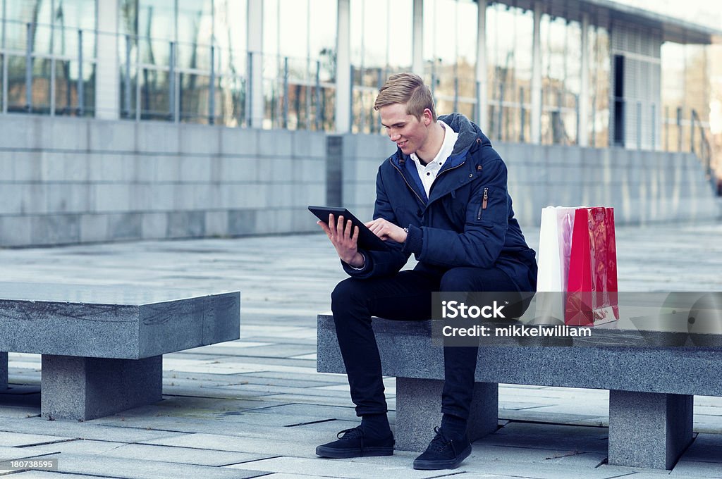 Молодые потребительских на шоппинг с цифровой планшетный ПК - Стоковые фото Мужчины роялти-фри