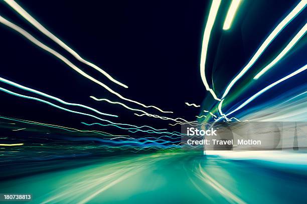 ダーク Highway 夜には縞の光 - つながりのストックフォトや画像を多数ご用意 - つながり, アクションショット, アスファルト