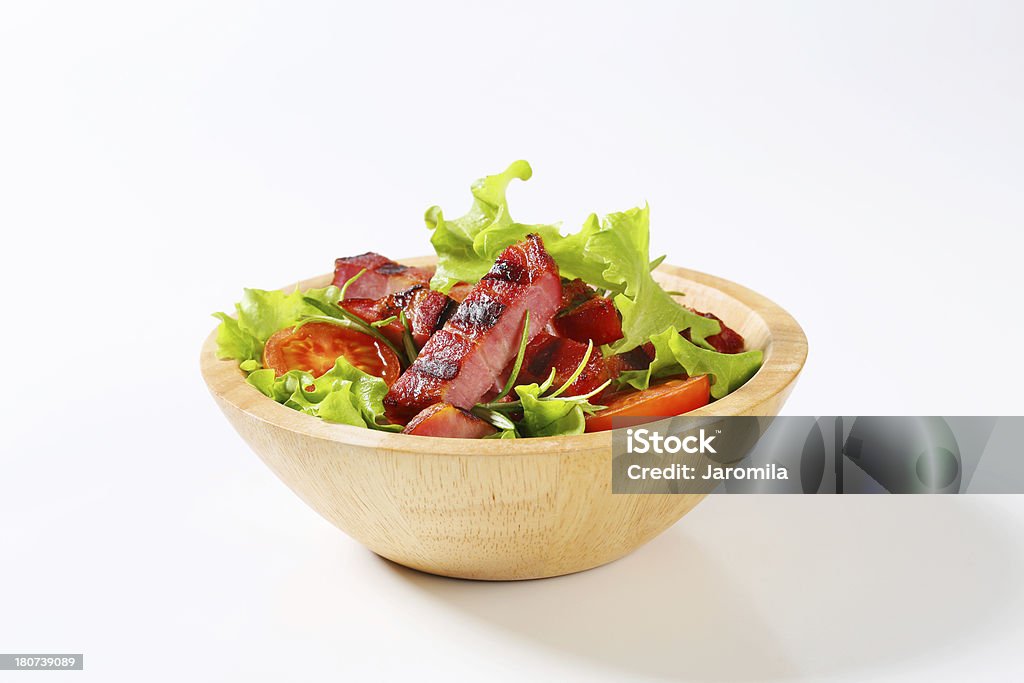 Tiras de la parrilla, tocino con ensalada de verduras en un tazón - Foto de stock de Aperitivo - Plato de comida libre de derechos