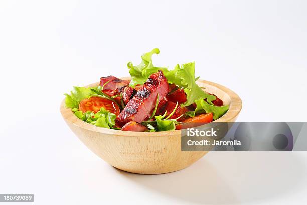 Photo libre de droit de Des Tranches De Bacon Grillés Avec Une Salade De Légumes Dans Un Bol banque d'images et plus d'images libres de droit de Aliment en portion