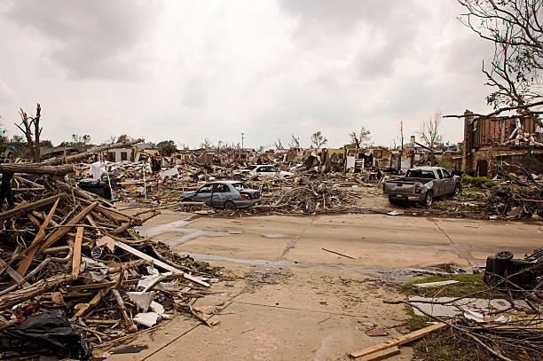 perda do tornado - tornado ruined oklahoma environmental damage imagens e fotografias de stock