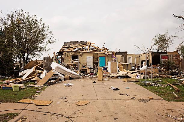 destruidas por tornado - environmental damage tornado oklahoma storm fotografías e imágenes de stock