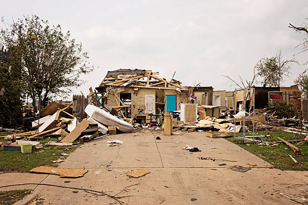 destruídas pelo tornado - tornado ruined oklahoma environmental damage imagens e fotografias de stock