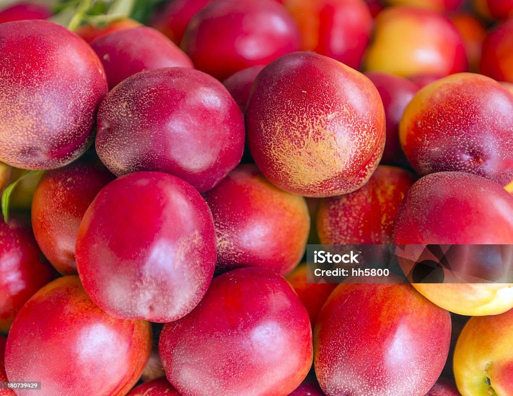 nektarine frescos en el mercado - Foto de stock de Alimento libre de derechos