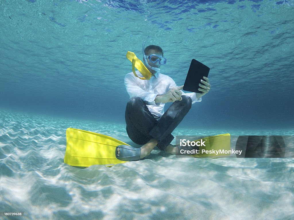 Voyager Homme d'affaires à l'aide de tablette numérique ordinateur sous l'eau dans la mer - Photo de Humour libre de droits