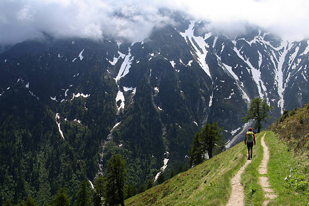 пешеходные экскурсии дю мон-блан трейл в швейцарии - nordic walking hiking mountain walking стоковые фото и изображения