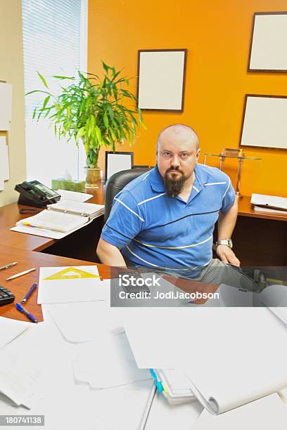 Foto de Empreiteira Em Sua Mesa e mais fotos de stock de Adulto - Adulto, Barba, Botão - Peça de Máquina