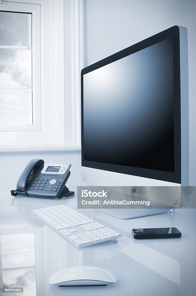 Компьютер и телефон на стеклянный стол у окна - Стоковые фото Contact Us - английское словосочетание роялти-фри