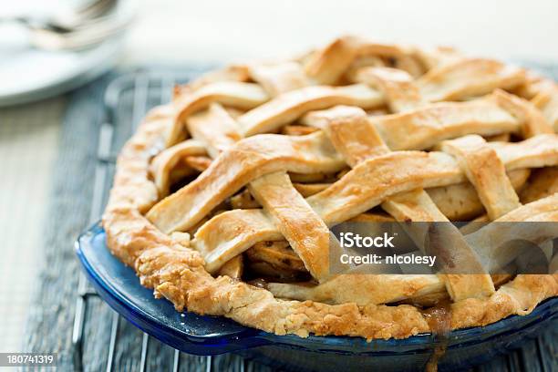 Foto de Caseira Torta De Maçã e mais fotos de stock de Tiras trançadas - Tiras trançadas, Torta de Maçã - Torta, Alimentação Não-saudável