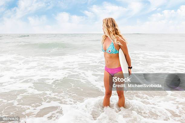 Blonde Rapariga Surfista - Fotografias de stock e mais imagens de Adolescente - Adolescente, Ao Ar Livre, Atividade desportiva