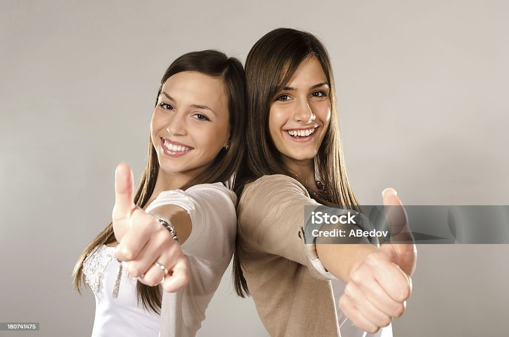 Две Красивые девушки, улыбается и показывать Жест Класс - Стоковые фото Близость роялти-фри