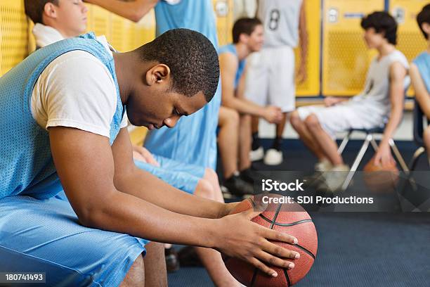 High School Przebieralnia Z Koszykówka Graczy Zespołowych - zdjęcia stockowe i więcej obrazów Zawodnik sportowy