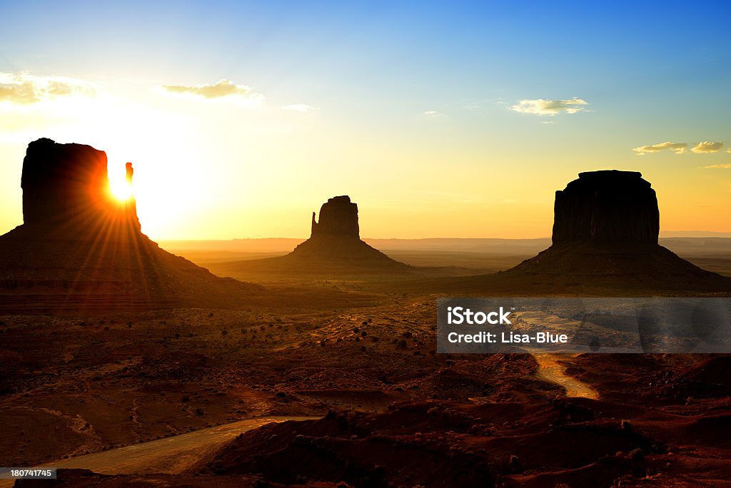 Wschód słońca w Monument Valley - Zbiór zdjęć royalty-free (Bez ludzi)