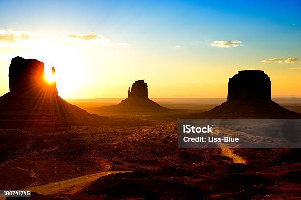 Wschód Słońca W Monument Valley - zdjęcia stockowe i więcej obrazów Bez ludzi - Bez ludzi, Brzask, Czerwony