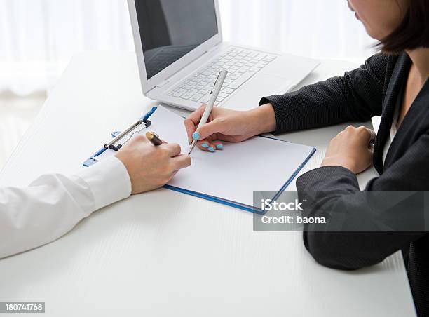 Lavorare Insieme - Fotografie stock e altre immagini di Abbigliamento da lavoro - Abbigliamento da lavoro, Abbigliamento da lavoro formale, Adulto