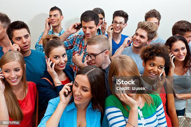 Gruppe Von Menschen Mit Mobiltelefonen Stockfoto und mehr Bilder von Am Telefon - Am Telefon, Menschen, Menschenmenge