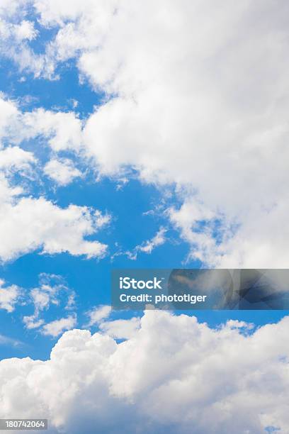Cielo Blu E Nuvole - Fotografie stock e altre immagini di Ambientazione esterna - Ambientazione esterna, Ambiente, Bellezza