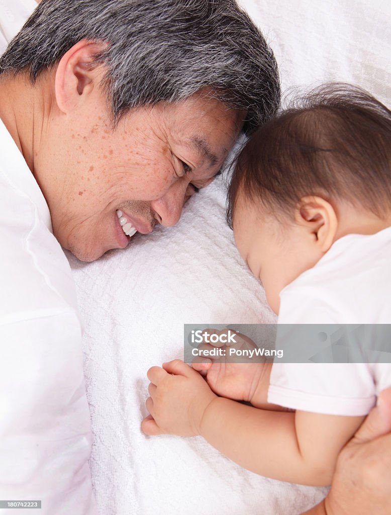 Avô e neta seu quarto - Foto de stock de Abraçar royalty-free
