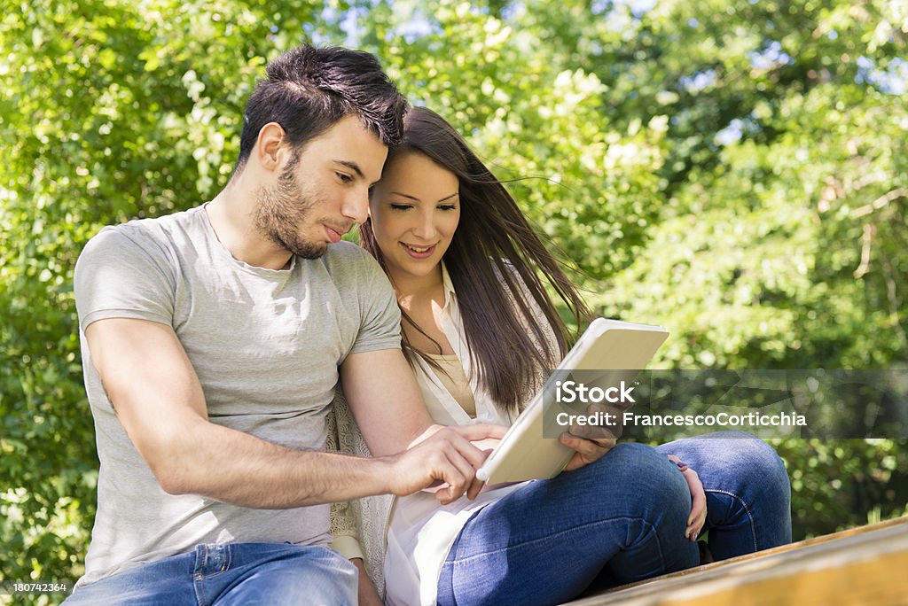 Молодая женщина и мужчина улыбка с использованием цифровой планшет - Стоковые фото Беспроводная технология роялти-фри