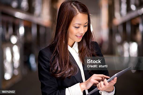 Warehouse Manager Stockfoto und mehr Bilder von Tablet PC - Tablet PC, Einzelhandel - Konsum, Geschäftsfrau