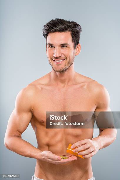 Homem De Tomar Vitamina Comprimido - Fotografias de stock e mais imagens de Homens - Homens, Palma Da Mão, Tronco Nu