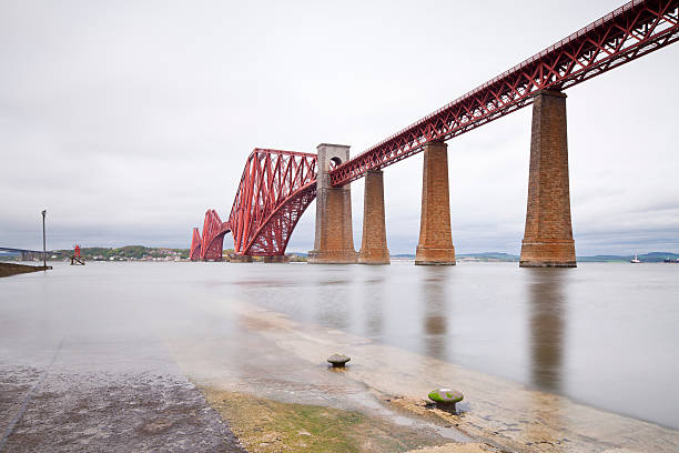 フォース鉄道橋、スコットランド - refelctions ストックフォトと画像