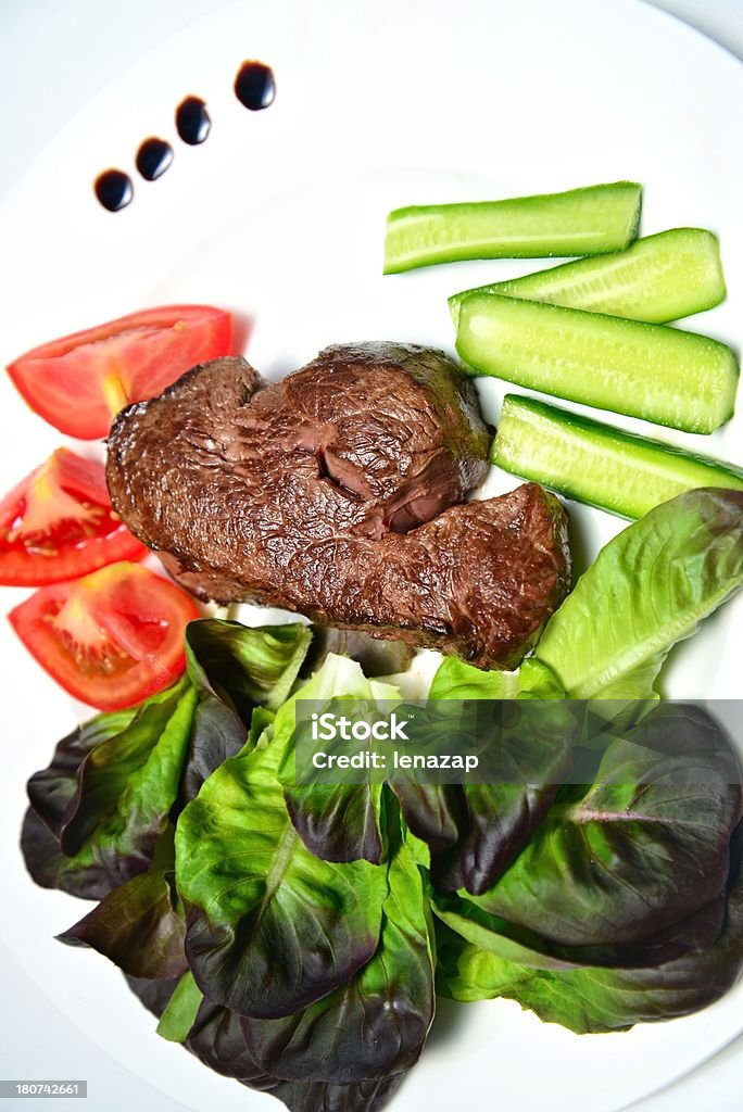 Sear – Steak d'aloyau grillé avec des légumes - Photo de Aliment frit libre de droits