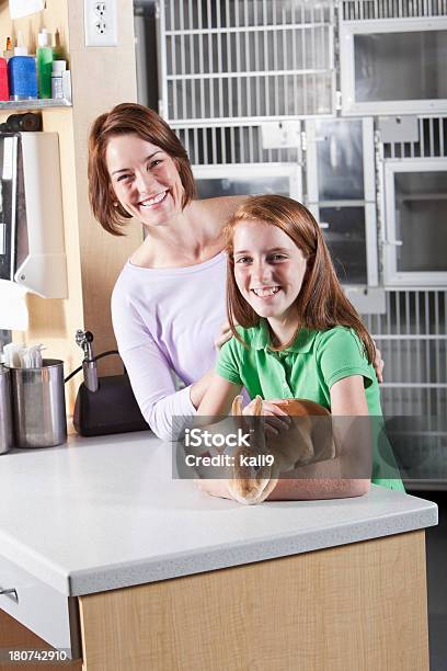 Família Tomar Coelho E Veterinário - Fotografias de stock e mais imagens de 10-11 Anos - 10-11 Anos, 40-44 anos, 40-49 Anos