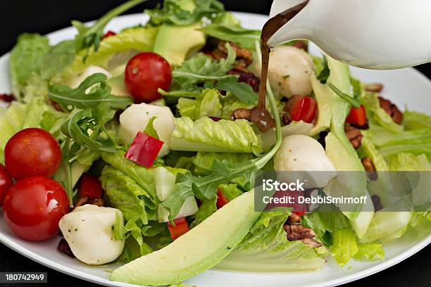 Eingießen Soße Auf Einer Grünen Salat Stockfoto und mehr Bilder von Eingießen - Eingießen, Salat - Blattgemüse, Ansicht aus erhöhter Perspektive