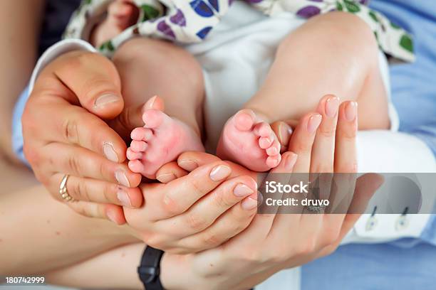 Eltern Hält Baby Füße Stockfoto und mehr Bilder von 0-11 Monate - 0-11 Monate, Anfang, Attraktive Frau