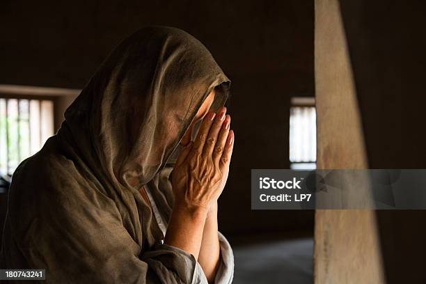 Kobieta Modlić Się Z Dłoni - zdjęcia stockowe i więcej obrazów Kobiety - Kobiety, Konfesjonał, Kościół