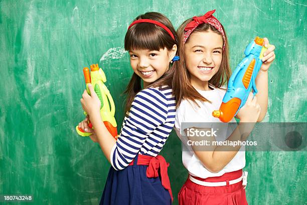 게임하기 동안 학교 절단하십시오 아이에 대한 스톡 사진 및 기타 이미지 - 아이, 물총, 어린 시절