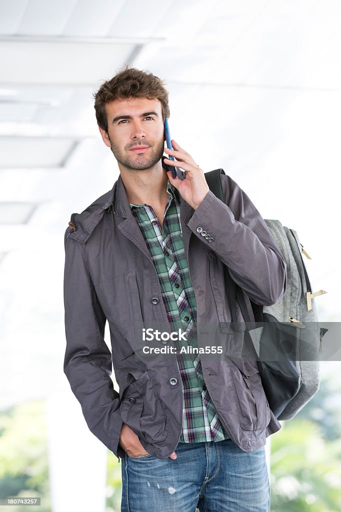 Jeune homme décontracté à l'extérieur sur le téléphone - Photo de Activité de loisirs libre de droits