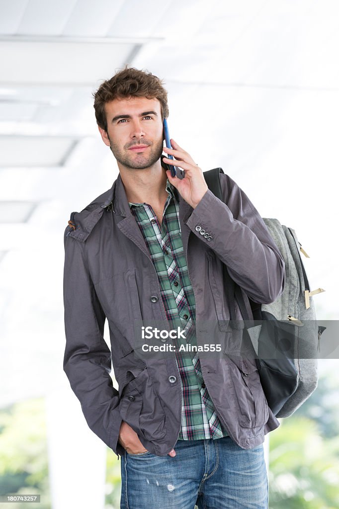 Giovane uomo informale all'aperto sul telefono - Foto stock royalty-free di Abbigliamento casual